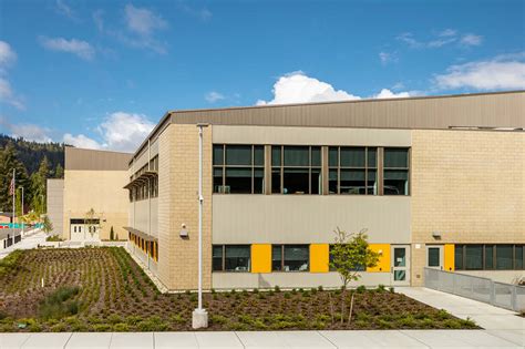 Issaquah Middle School in Issaquah, WA features Colonial Red