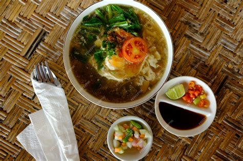 Mie lethek kuah. macarrão feito de farinha de tapioca, caldo, frango ...