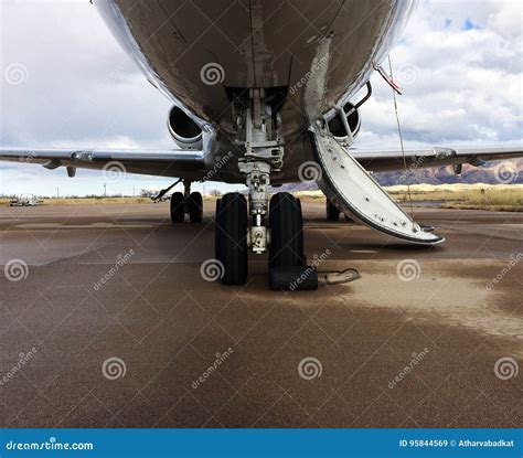 Landing Gear of a Private Jet. Stock Image - Image of engine, airfield: 95844569