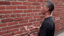 Guy Arguing GIF – Guy Arguing Guy Talking To Wall — Descubra e partilhe GIFs