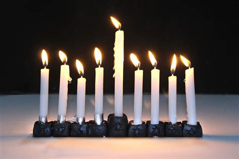 3 Ways to Make a Menorah - wikiHow