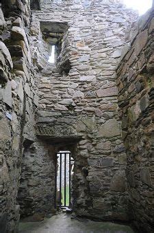 Castle Sween Feature Page on Undiscovered Scotland | Scottish castles, Castle, Beautiful ruins