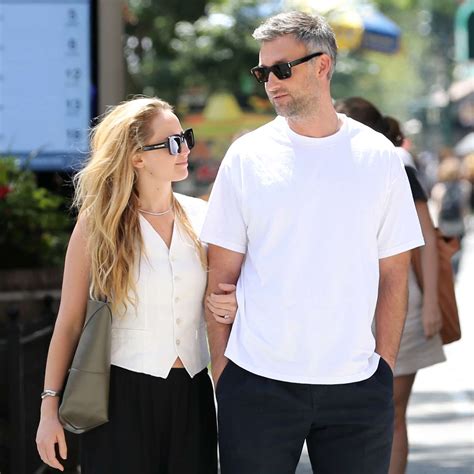 Jennifer Lawrence, Husband Cooke Maroney Stroll Through N.Y.C.: Photos