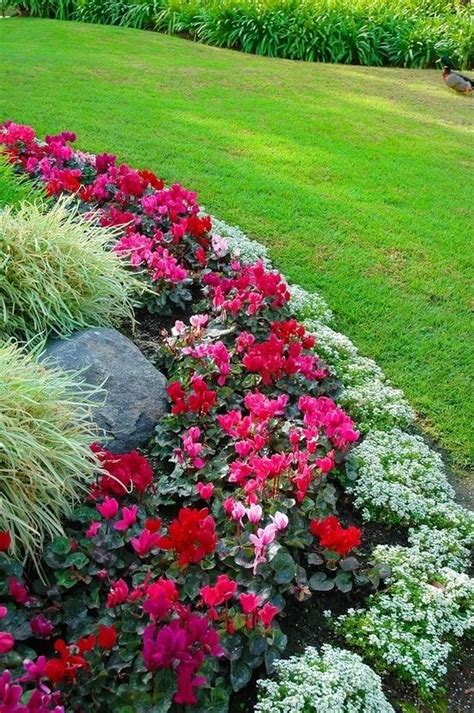 Flower bed border ideas. This is a awesome border. It looks like it has ...