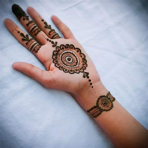 Very Simple Mehndi Designs For Front Hands - Design Talk