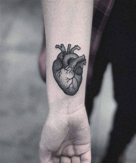 Realistisch hart pols tattoo | Hart tattoo, Tattoos, Art tattoo