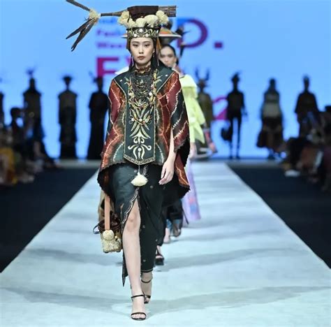 Indonesia Fashion Week 2022 Suguhkan Keindahan Alam Kalimantan Dengan Tema "magnificent Borneo ...