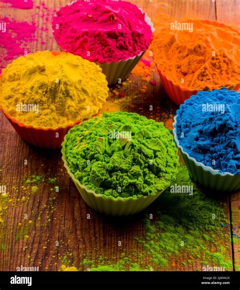 Holi colors in clay pot herbal colors made with flowers Stock Photo - Alamy