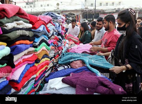 Dhaka Markt für Bekleidung People gathered at a street market to buy ...