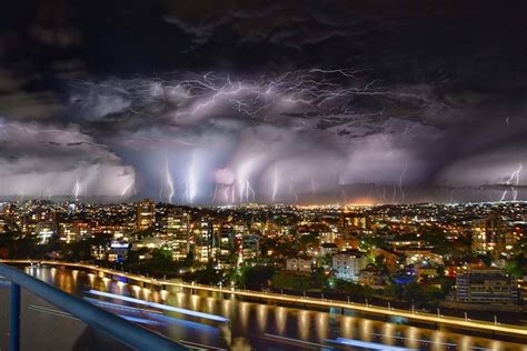 Terrifying green storm clouds engulf Brisbane, Australia - Strange Sounds