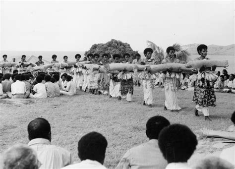 Smarthistory – Presentation of Fijian Mats and Tapa Cloths to Queen Elizabeth II