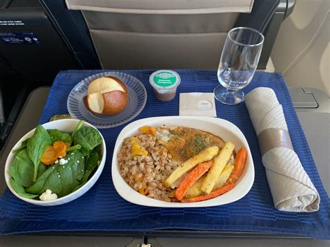 What Meal Service Looks Like In United Premium Plus (Premium Economy) - Live and Let's Fly