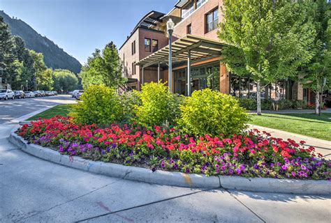 Aspen Condo w/Balcony & Fireplace Mins to Slopes!