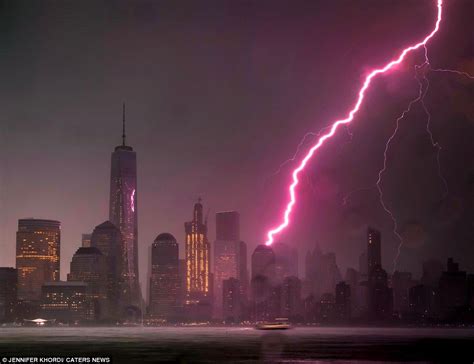 Amazing video shows lightning strike the Empire State Building | Daily Mail Online