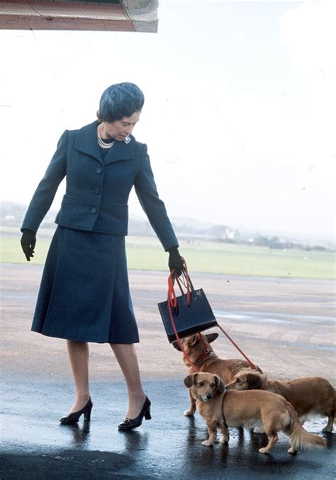 Queen Elizabeth II on holiday at Balmoral in 1974. | Queen Elizabeth II ...