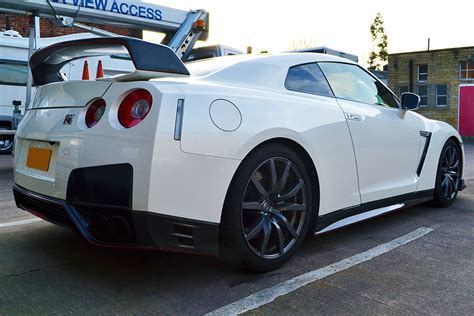 Nissan GTR White Carbon Nismo Red Rear - Reforma UK