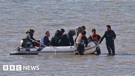 English Channel migrants boats using 'surge tactics' - BBC News