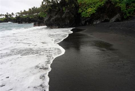 7 increíbles playas con arena ¡negra!