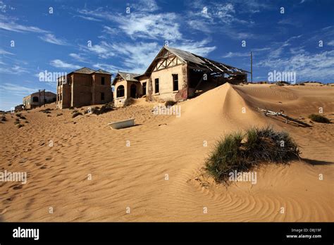 Abandoned houses, Kolmanskop Ghost Town, near Luderitz, Namibia, Africa ...