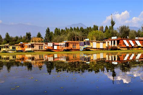 Choosing the Best Srinagar Houseboat: What to Consider