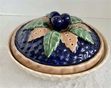 Blueberry Ceramic Pie Plate with Lid and Blueberry Handle | Pie plate, Ceramics, Vintage dinnerware