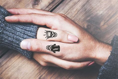 Skull couple tattoos on fingers Skull Finger Tattoos, Skull Couple ...