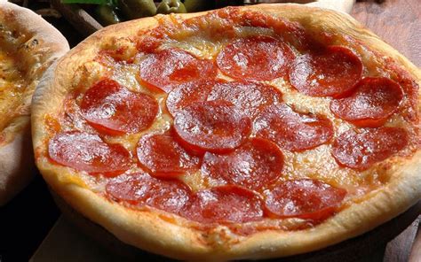 Pepperoni Pizza Wallpapers Wide | Pepperoni pizza, Delicious pizza ...