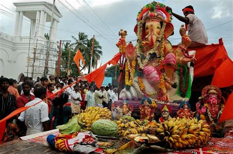 Ganpati Visarjan - Ganapathi Bappa Morya, Purchya Varshi Laukariya | Hindupath