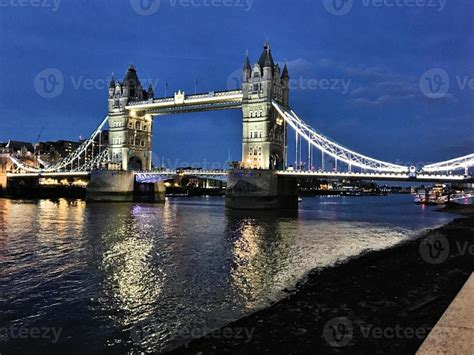 A view of Tower Bridge at night 7972208 Stock Photo at Vecteezy