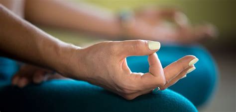 7 Happiness-Boosting Mudras to Add to Your Yoga and Meditation Practice | Mudras, Meditation ...