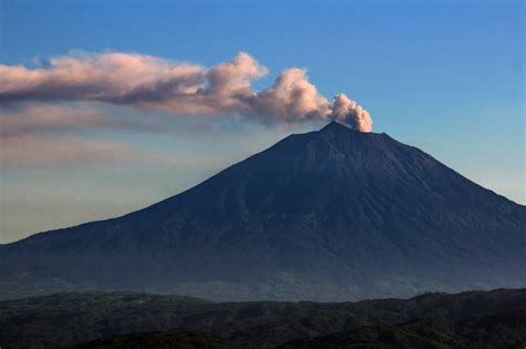 Gunung Kerinci Erupsi - Homecare24