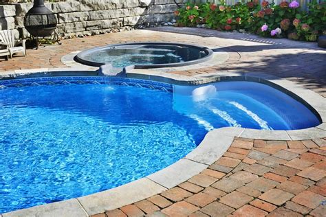 Adding a Hot Tub to Your Swimming Area | Photo Remodeling Analysis