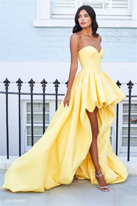 What Shoes Match Yellow Dresses 2021 - Fashion Canons