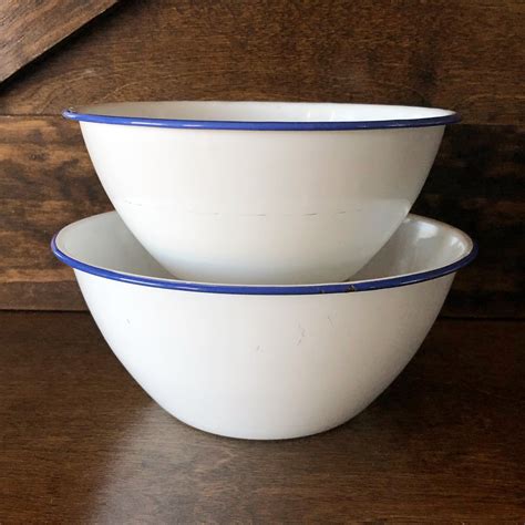 Vintage set of enamel bowls white with blue trim enamelware | Etsy | Farmhouse kitchen decor ...