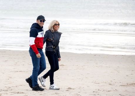 Fotos de stock de emmanuel macron brigitte walking on beach le ...