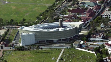 My Day: Aceh Tsunami Museum guide Raihal Fajriah - BBC News