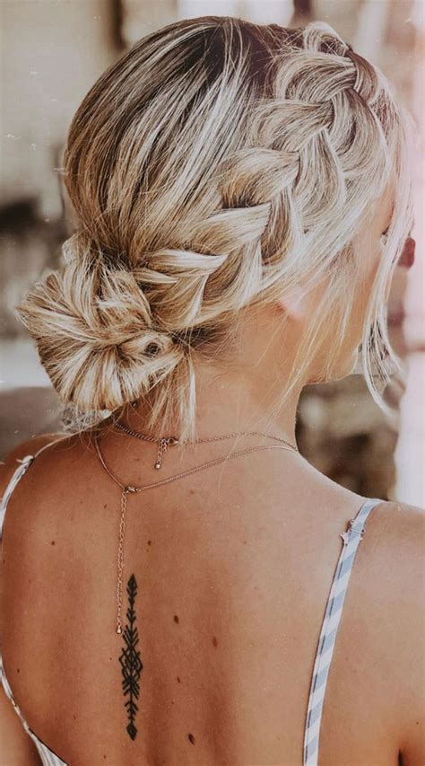 Cute braided hairstyles to rock this season : Crown braid & bun hairstyle