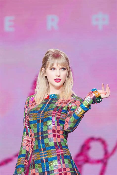 Taylor Swift greets fans in Guangzhou - Chinadaily.com.cn