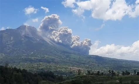 Gunung Merapi Erupsi Muntahkan Awan Panas