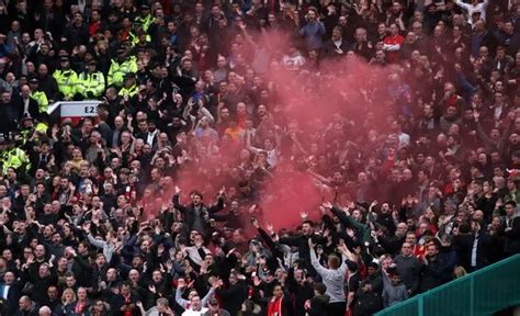 Liverpool fans unveil #NoMoreKnives banner after Man Utd game - Liverpool Echo