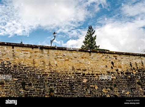 Langres (Lorraine, France): city walls; Langres (Lothringen, Frankreich): Stadtmauer Stock Photo ...