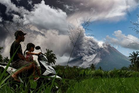 Bangkok Post - Merapi volcano erupts on Java