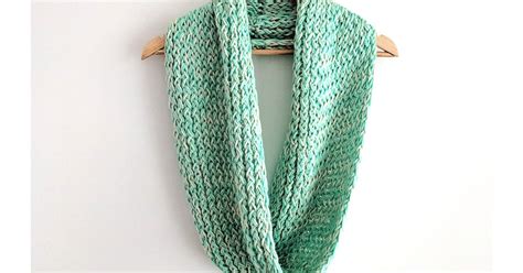 Loom Knit Infinity Scarf Pattern (Free) | Loom Knitting by This Moment is Good!