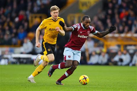 West Ham striker Michail Antonio to stay at London Stadium beyond ...