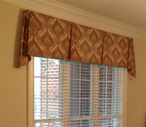 Accents On Windows: Tailored Valances