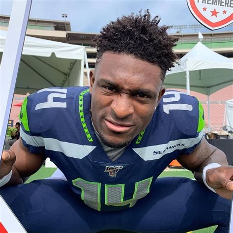 @dk_metcalf14 looks 🔥 in a Seahawk jersey. #nflparookiepremiere #whodoyoucollect • Follow 👉 ...