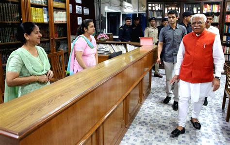 Khattar carries out surprise inspection of Haryana Civil Secretariat