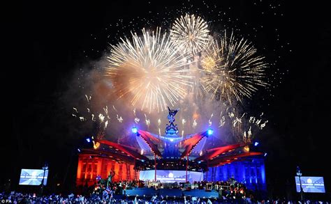 Queen's Diamond Jubilee 2012: Millions witness breathtaking fireworks ...