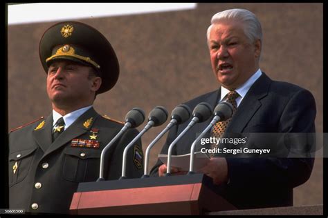 Pres. Boris Yeltsin w. Def. Min. Pavel Grachev in Lenin's Tomb top... Nachrichtenfoto - Getty Images