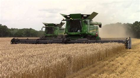 John Deere S690 Combines Harvest Wheat - YouTube